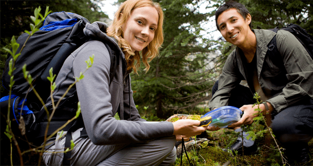 couple-geocaching